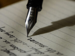 escribir a mano con pluma fuente estilográfica